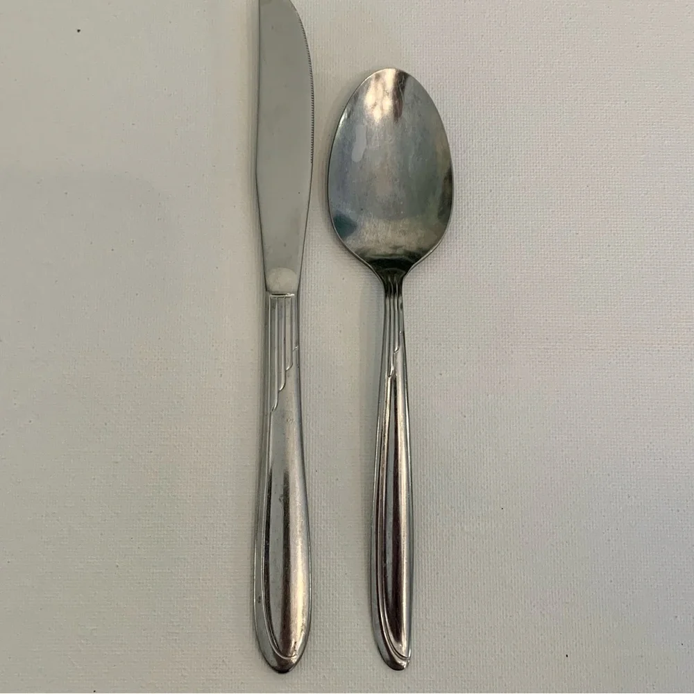 2 Vintage Oneida Early Sand Dune Stainless Groove Down Side Dinner Knife Spoon